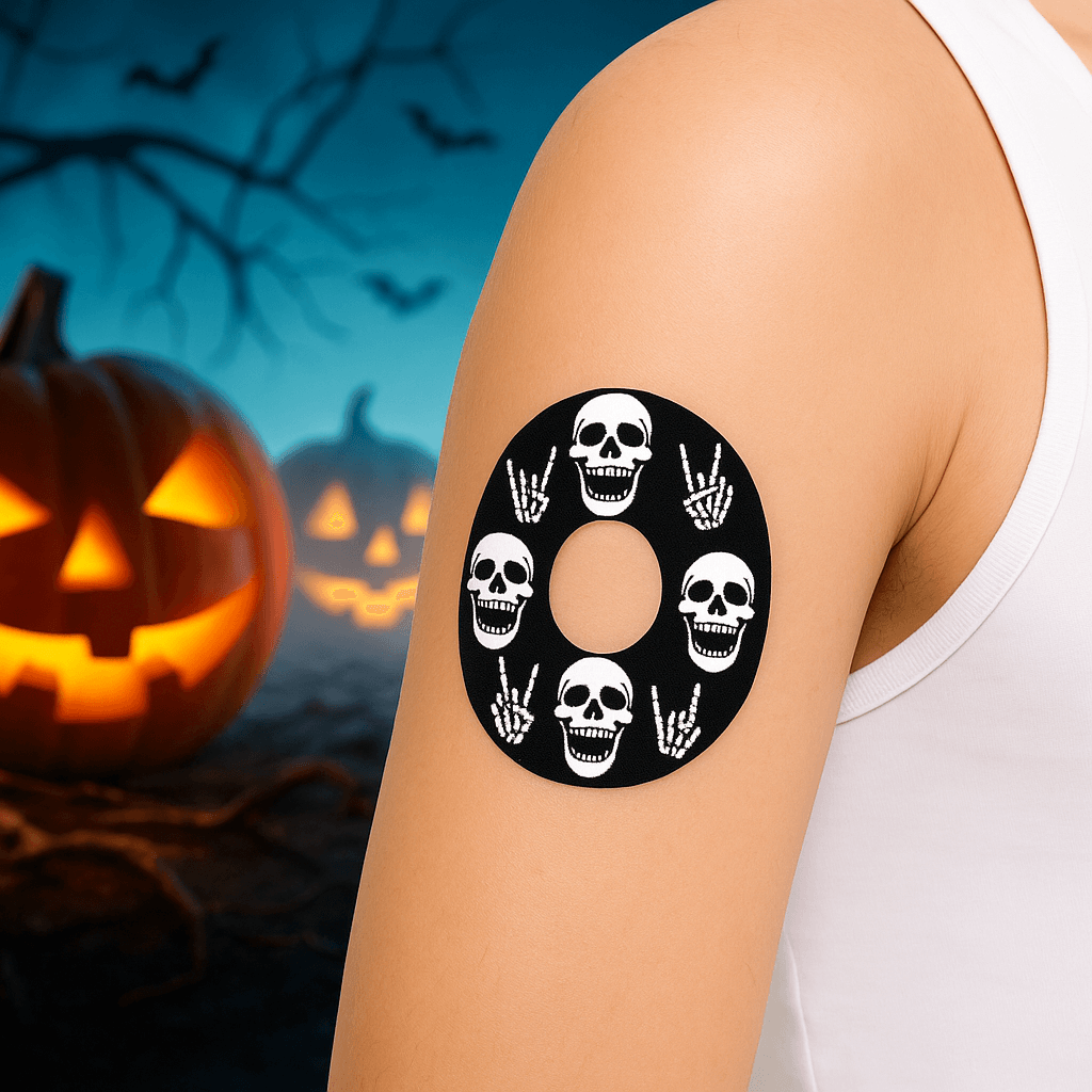 Dexcom G7 Rock'N'Roll Skull CGM-Sensor overpatch med dödskalledesign, bärs på armen under Halloween.