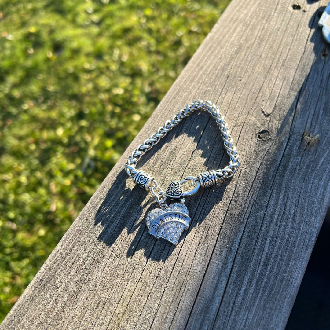 Berlocker armband – Symboliskt smycke för mod och styrka - Diabeteshjalp
