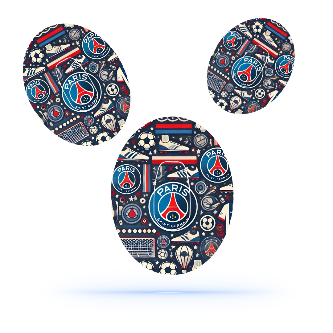 Tre PSG fotboll CGM sensor patches i en livlig presentation, fyllda med olika fotbollselement och Paris Saint-Germain-logotyp, svävande över en vit bakgrund.