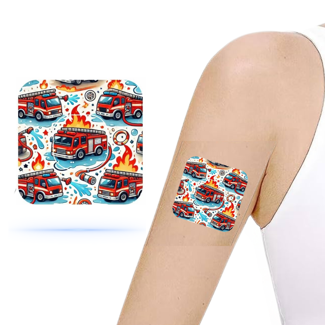 En färgglad Brandbilar CGM sensor patch designad för Simplera, placerad på en persons arm, visar framträdande brandbilar och eldiga detaljer.