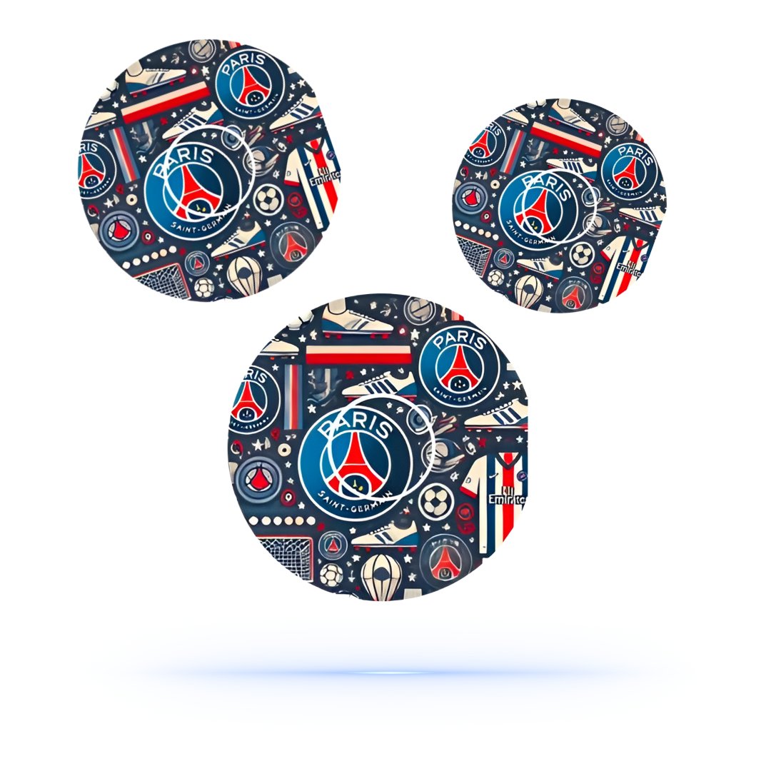 Tre PSG fotboll CGM patches som sväva i luften, alla med den ikoniska klubbdesignen och färgschemat, perfekta för att visa laganda och stil.