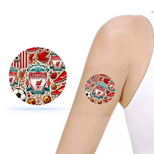 Liverpool fotboll CGM sensor patch design för Freestyle Libre 3, visar klubbens färger och emblem på en arm, perfekt för fans som vill skydda sin sensor med stil.