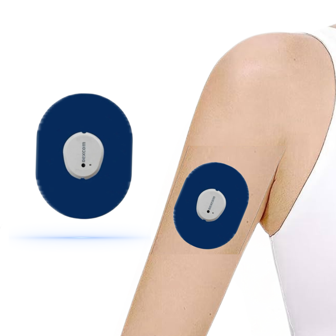 Navy blue CGM sensor patch för Dexcom G7 fäst på arm, som visar en stilren och diskret design.