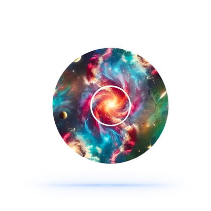 En närbild av en Galaxy CGM Sensor Patch, runda i formen och prydd med en kosmisk design av färgglada nebulosor och en glödande mittpunkt.