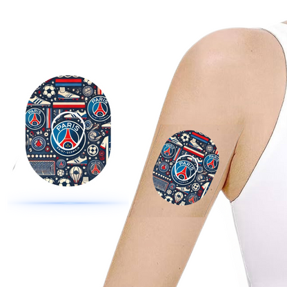 Häften med PSG-fotbollsdesign på en arm, visande hållbarhet och stil för Dexcom G7 sensor.