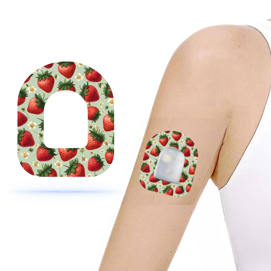 DiabetaGuard Strawberry Universal Pump Patch som skyddar Omnipod, designad med jordgubbsmotiv, visar en patch på en arm.