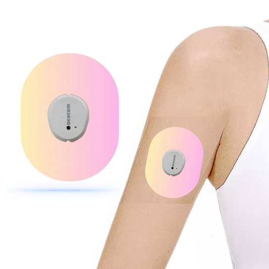 Elegant rosa CGM-sensor patch för Dexcom One+ fäst på en arm, som kombinerar stil med funktionalitet.