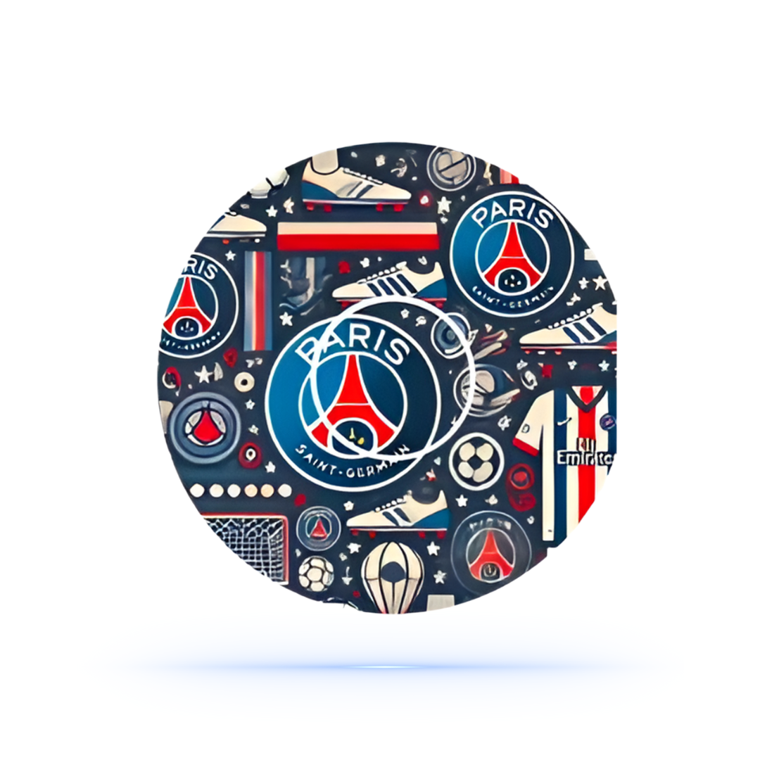 En närbild av PSG fotboll CGM patch med klubbens logotyp och sportiga mönster, idealisk för diabeteshjälp och sportentusiaster.