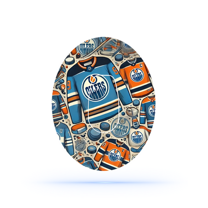 En nära bild av Edmonton Oilers CGM sensor patch med en färgglad hockeytröja och logotyp.