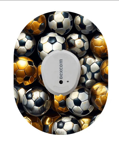 Fotbolls tema med vita och guldiga fotbollar på en dexcom g7 patch