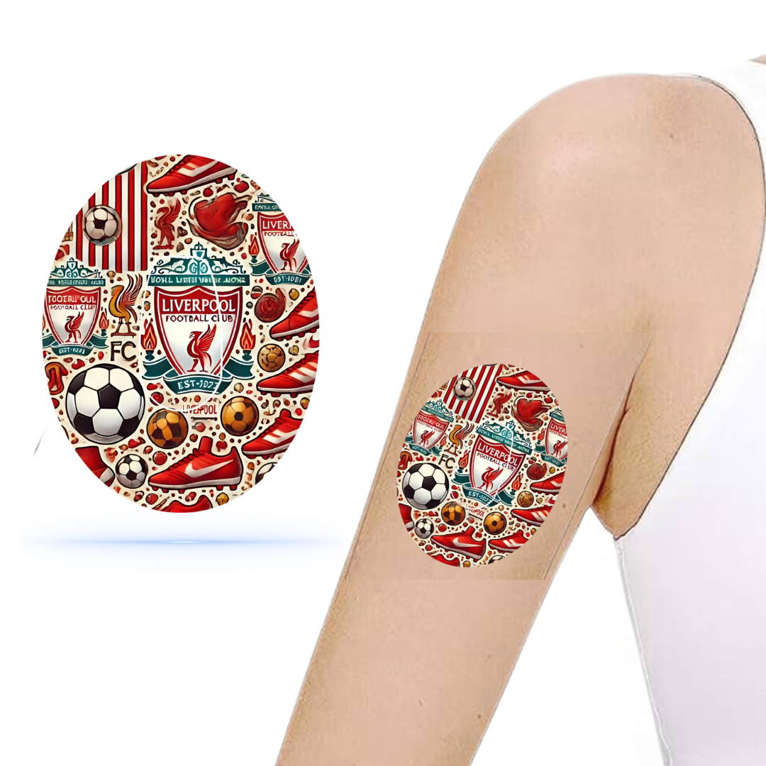 Liverpool FC CGM sensor patch på en arm, dekorerad med klubbens emblem, fotbollar och röda skor. Perfekt för att visa stöd för laget medan man bär Dexcom G6-sensorn.