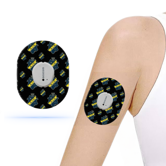 AIK sport CGM-sensor patch som sitter på en arm, med det karakteristiska AIK-mönstret i svart och gult, perfekt för Dexcom G7.