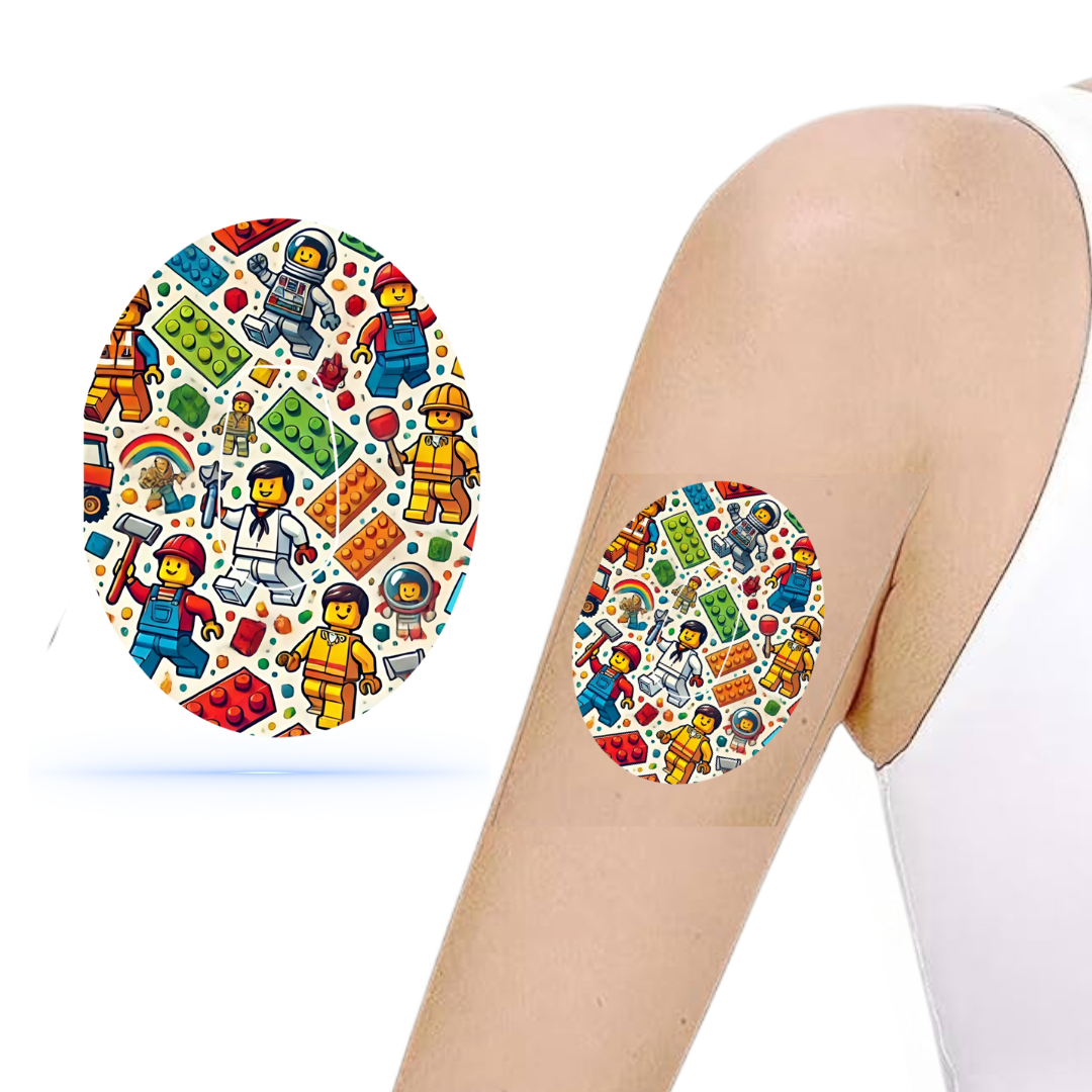 En person som visar en arm med en färgglad Lego Guys CGM sensor patch på. Patchen har animerade Lego-figurer och byggklossar, vilket ger en lekfull och kreativ touch till Dexcom G6 sensorn.