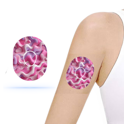 Hånd med Dexcom G7 sensor dekorerad med rosa camouflagemönster CGM-patch. Idealisk för stilig och säker sensoranvändning.