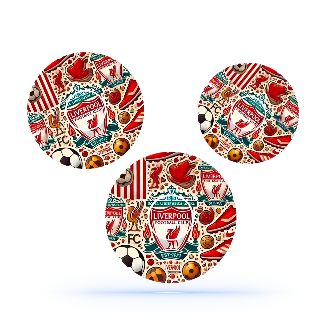 Tre Liverpool FC-patches arrangerade i en kreativ formation, med detaljer som klubbens emblem, fotbollar och skiljetecken, för att lyfta fram fotbollspassion.