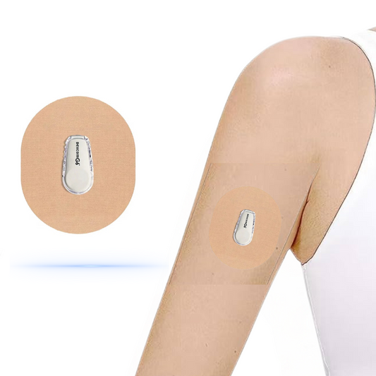 En person som bär en beige Sport StayActiv sensor patch för Dexcom på överarmen, vilket ger säker och diskret skydd under träning.