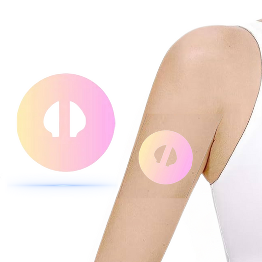 Elegant rosa CGM sensor patch som sitter på arm, designad för Medtronic Guardian 4, vilket ger en stilren och feminin touch.