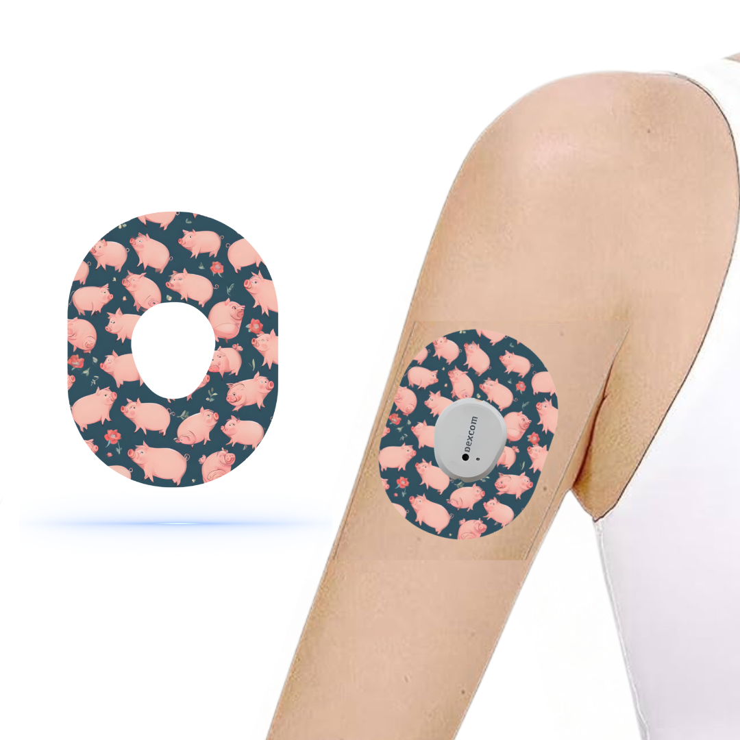 Charmig PiggyPrint CGM sensor patch med söta grisar, fäst på en arm, perfekt för Dexcom G7.