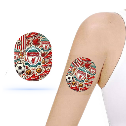 Liverpool Football Club CGM-patch för Dexcom G7 sensor synlig på en arm, dekorerad med klubbens emblem, fotbollar och skor, vilket visar lagets stolthet.