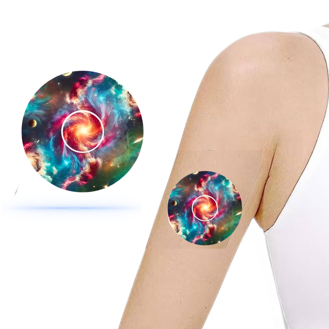 En arm med en Galaxy CGM Sensor Patch för Freestyle Libre 3, med en färgglad och galax-inspirerad design som visar stjärnor och planeter.