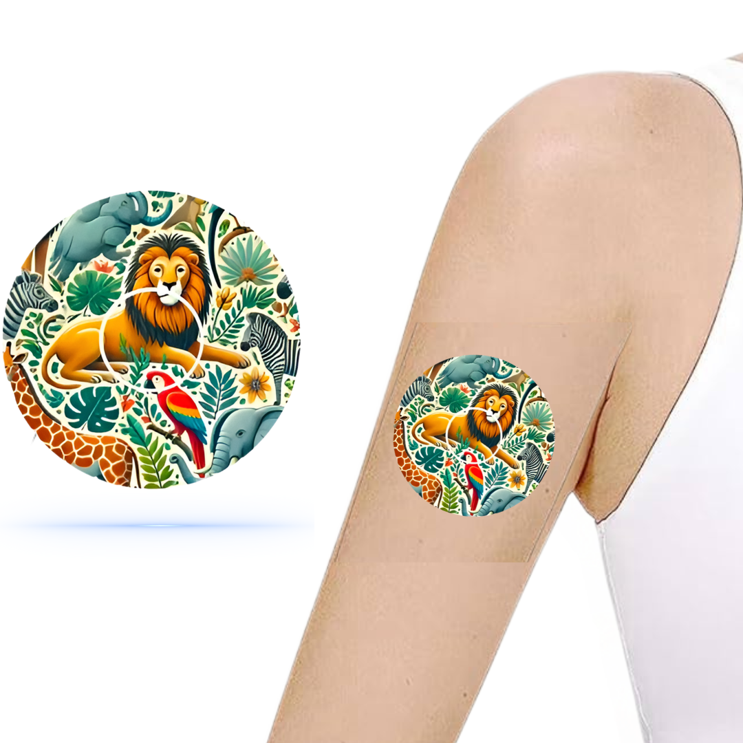 Färgglad CGM sensor patch med djurinspirerat motiv, inklusive en lejonfigur och tropiska växter, applicerad på en arm.