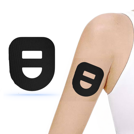 DiabetaGuard StayActive Patch Black Edition på en arm, som visar patchens eleganta svarta design för Omnipod-användare.