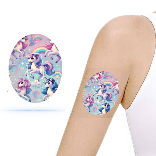 Unicorn Pony CGM Sensor Patch designat för Dexcom G6, visad på en arm med färgglad bakgrund av enhörningar och regnbågar. Perfekt för barn och vuxna som vill ge sin sensor en fantasifull stil.