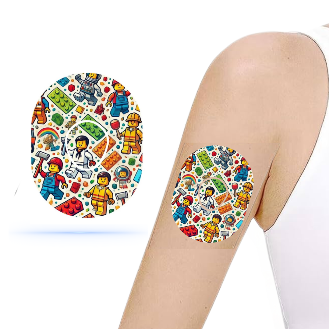 Färgglada Lego Guys CGM patchar för Dexcom G7 sensor på en arm, som visar en lekfull design med byggklossfigurer.