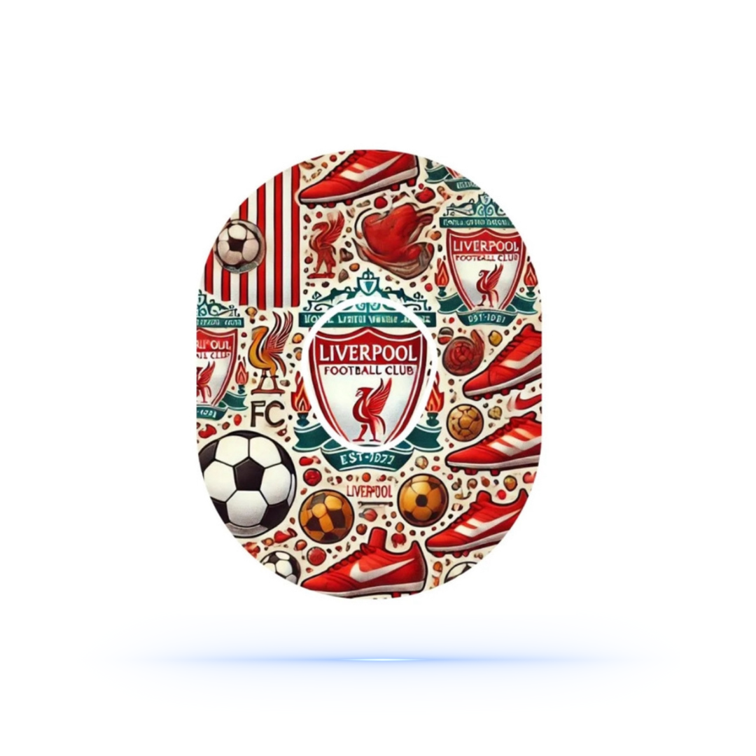 Närbild på Liverpool Football Club CGM-patch för Dexcom G7 sensor, dekorerad med klubbens emblem och sportiga element, vilket ger ett elegant och sportigt utseende.