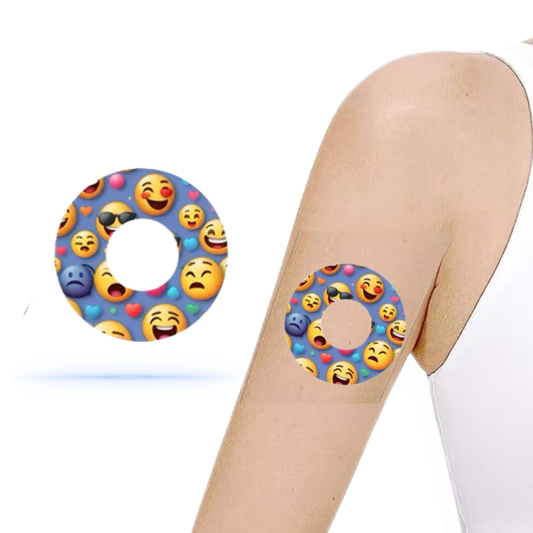 En arm som visar en färgglad emoji CGM-sensor patch designad för Freestyle Libre, med olika leende och uttryck i bakgrunden.