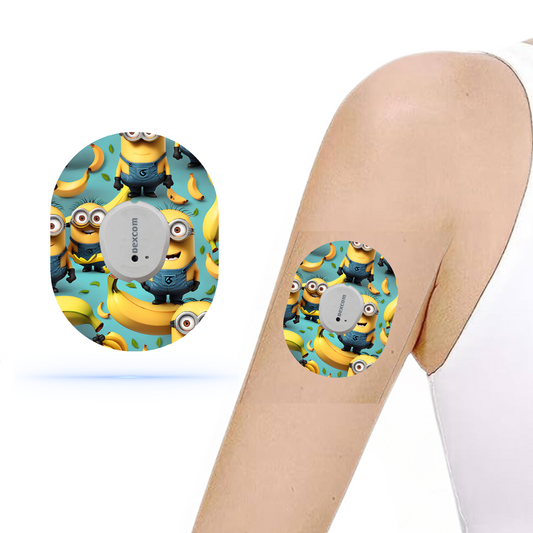 Minions-designade CGM sensorpatchar fästa på en arm, med en bakgrund föreställande minions och bananer. Perfekta för Dexcom One+.