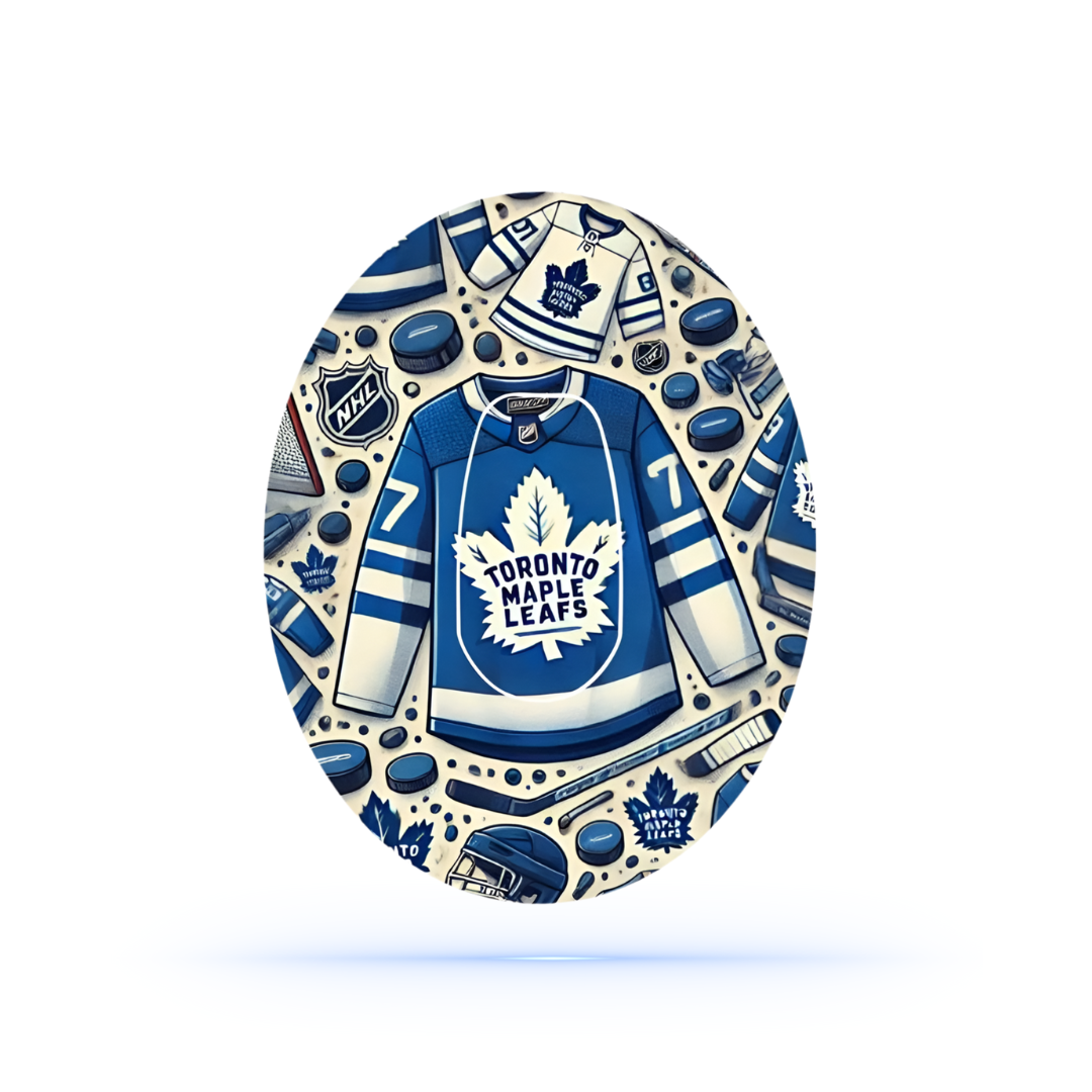 En CGM-sensor patch designad med Toronto Maple Leafs hockeytröja och relaterade hockeysaker mot en vit bakgrund.