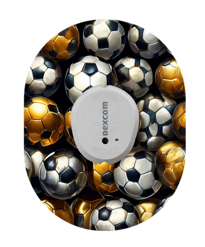 Fotbolls tema med vita och guldiga fotbollar på en dexcom g7 patch