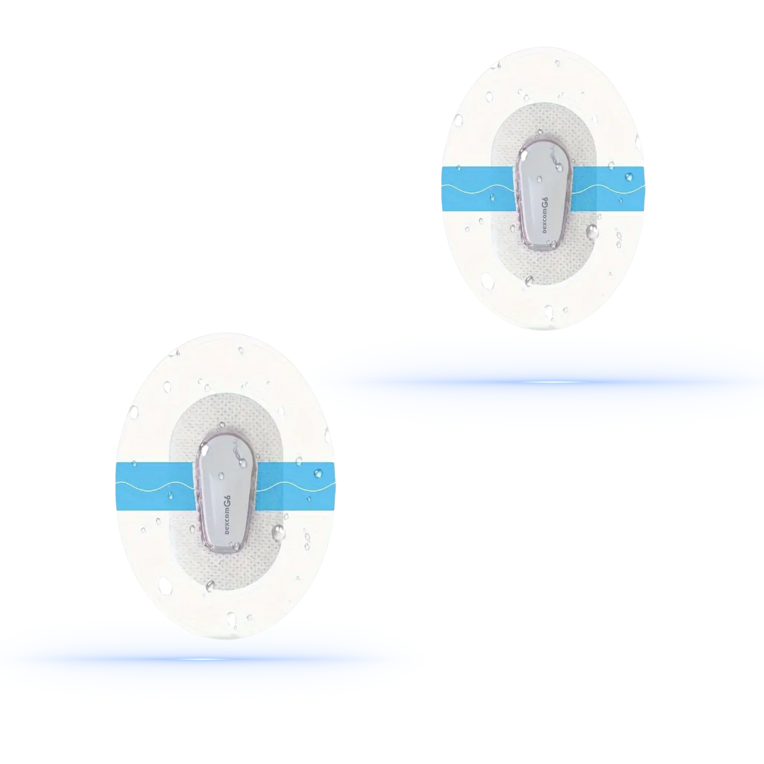 Två sport sensor patchar för Dexcom G6 i fokus, med en transparent yta och blårandig design. Idealisk lösning för att hålla sensorer på plats under träning.