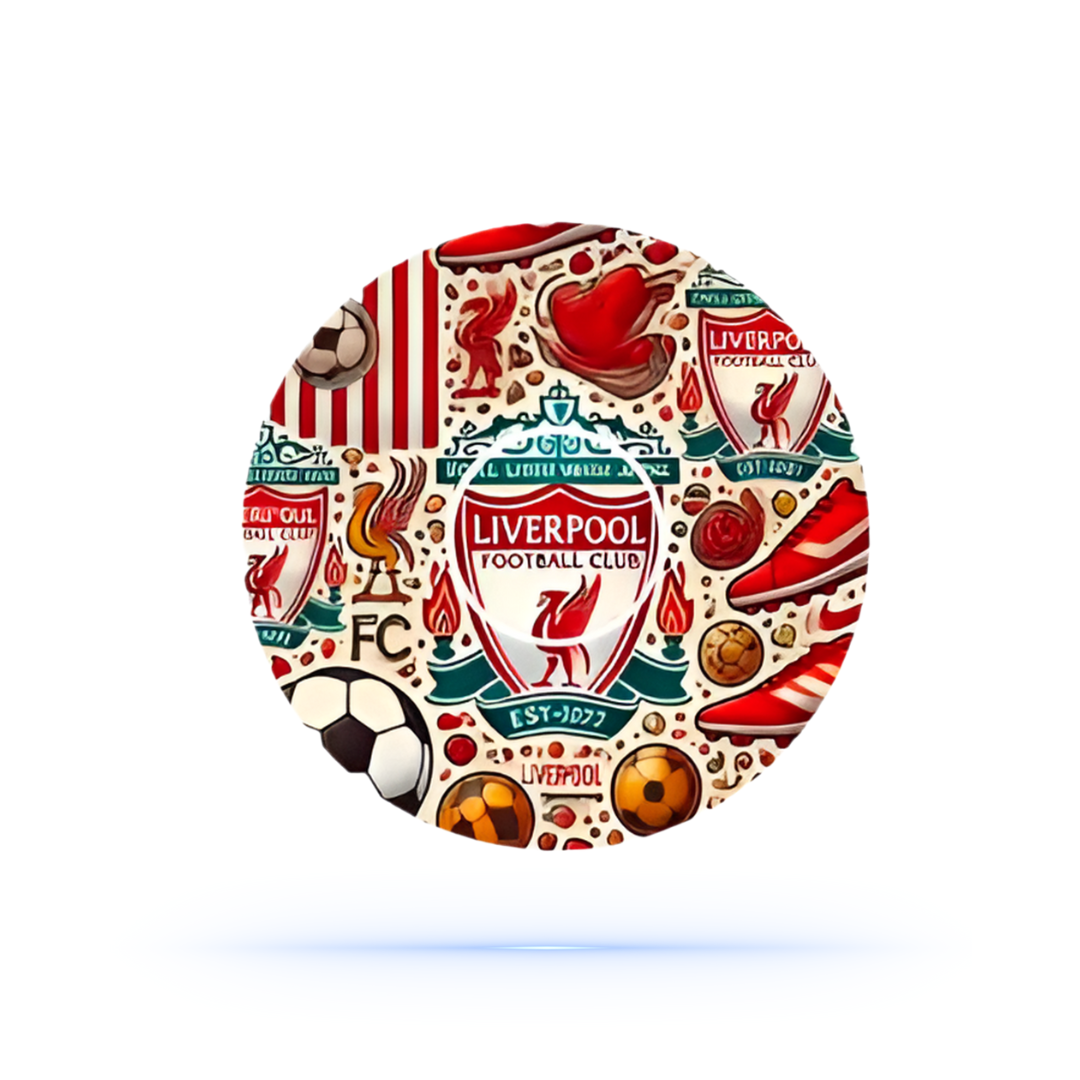 Färgglad och detaljrik design av Liverpool FC-patch, med klubbens emblem och symboler som en fotboll, skor och hjärtan på en neutral bakgrund.