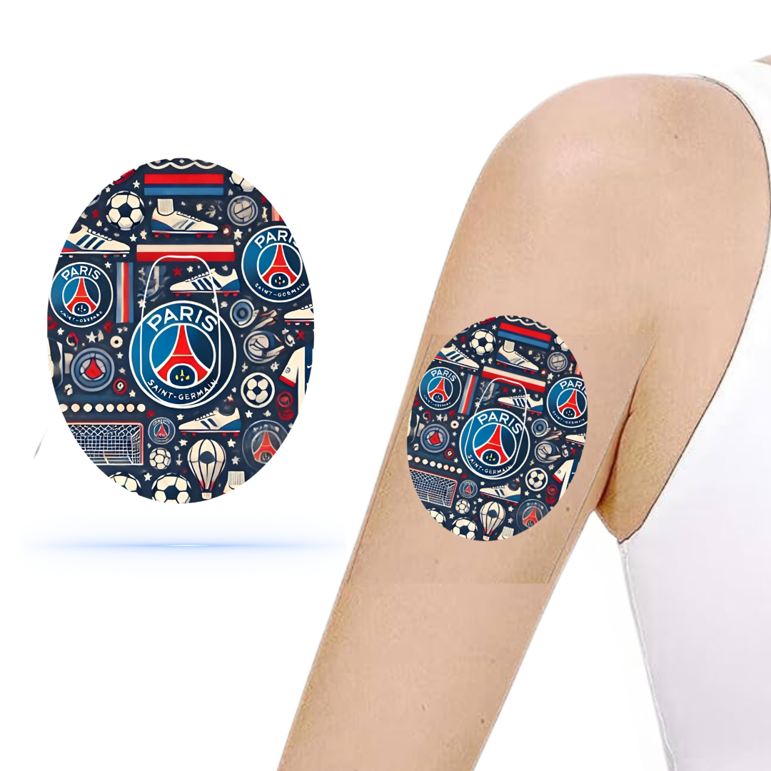 En arm med PSG fotboll CGM sensor patch i en färgglad design med olika fotbollsrelaterade ikoner och Paris Saint-Germain-logotyp.