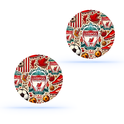 Två identiska Liverpool FC-patchar på en ljus bakgrund, som framhäver den spanande designen med klubbens emblem och sportiga element.