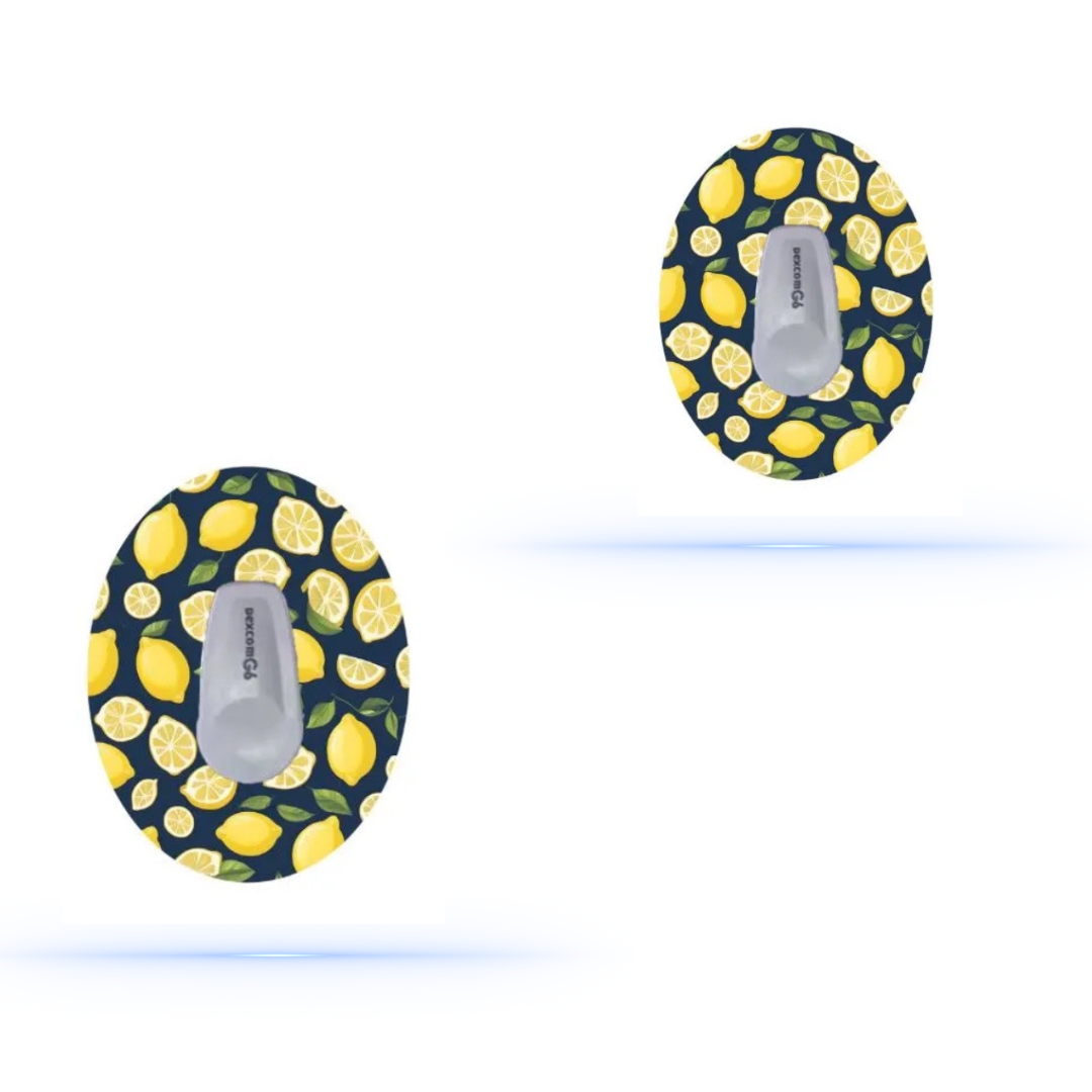 Två CGM-patchar med citronmotiv svävande i luften, visar mångsidighet och kreativ design.