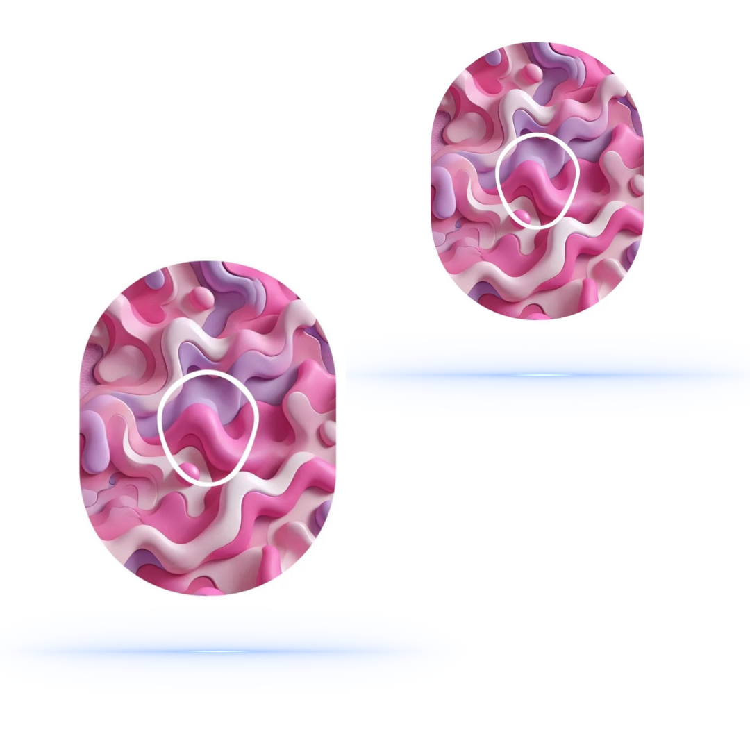 Två rosa camouflagemönstrade CGM-patchar för Dexcom G7 sensor, svävande över en vit bakgrund. Visar stil och kreativitet för sensoranvändare.