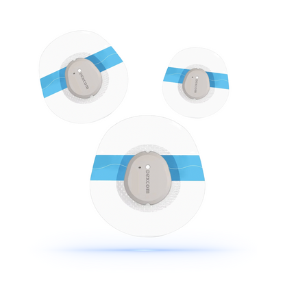 Tre stycken Dexcom one+ sensorer skyddade av transparenta sportplåster från DiabetaGuard, visade i olika vinklar för att betona deras design och funktion.