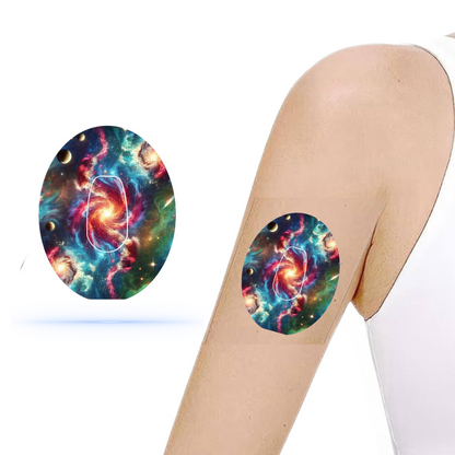 En kreativ bild som visar en person som bär en Galaxy CGM sensor patch på sin arm. Patchen har en färgstark galaxdesign med stjärnor och nebulosor.