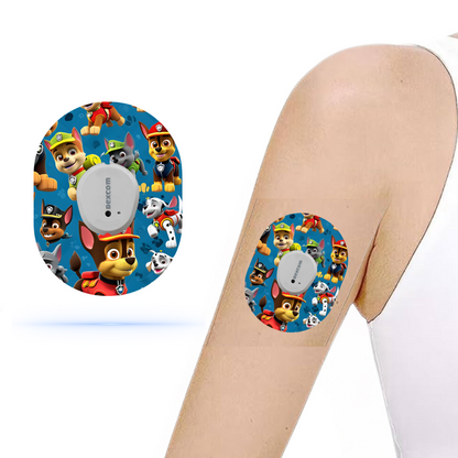 Färgglada Paw Patrol CGM sensor patches för Dexcom G7, placerade på en arm, dekorerade med karaktärer från Paw Patrol.