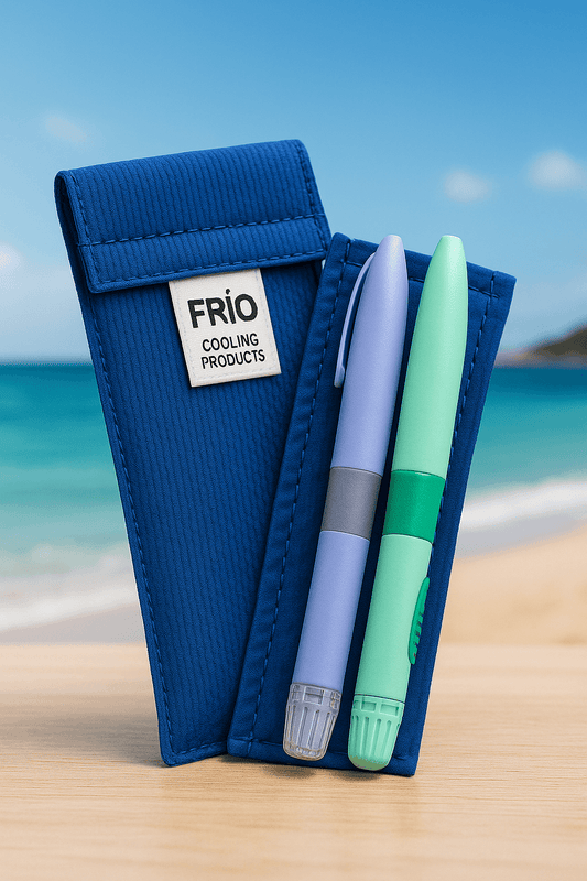 FRÍO® Duo kylfodral med insulinkapslar i svala färger, perfekt för stranddagar och resor.