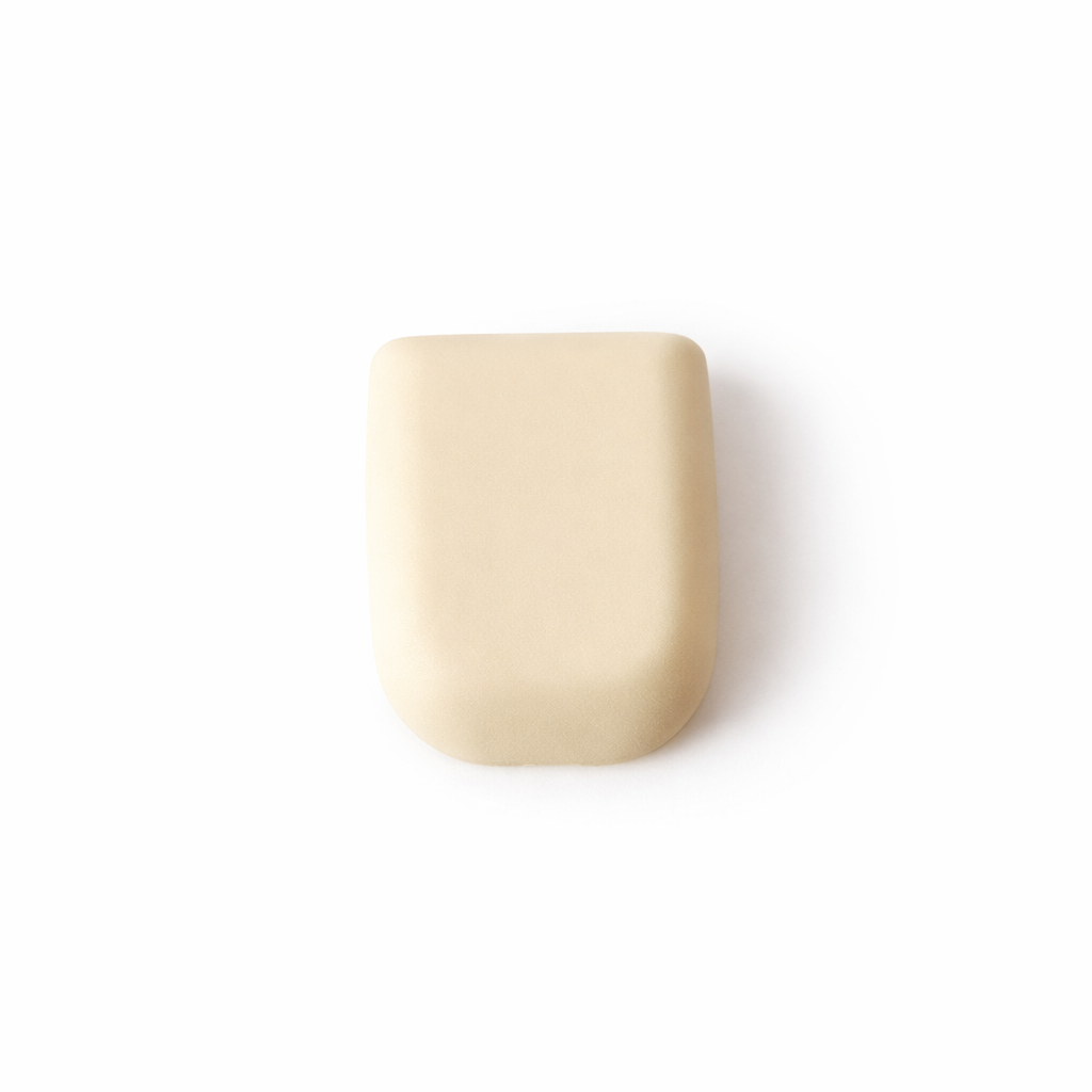 Omnipod Universal PumpCover i beige, skyddar insulinpumpen mot skador och stötar, bekvämt att bära. Perfekt för vardagsbruk.