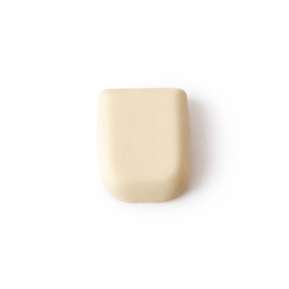 Omnipod Universal PumpCover i beige, skyddar insulinpumpen mot skador och stötar, bekvämt att bära. Perfekt för vardagsbruk.