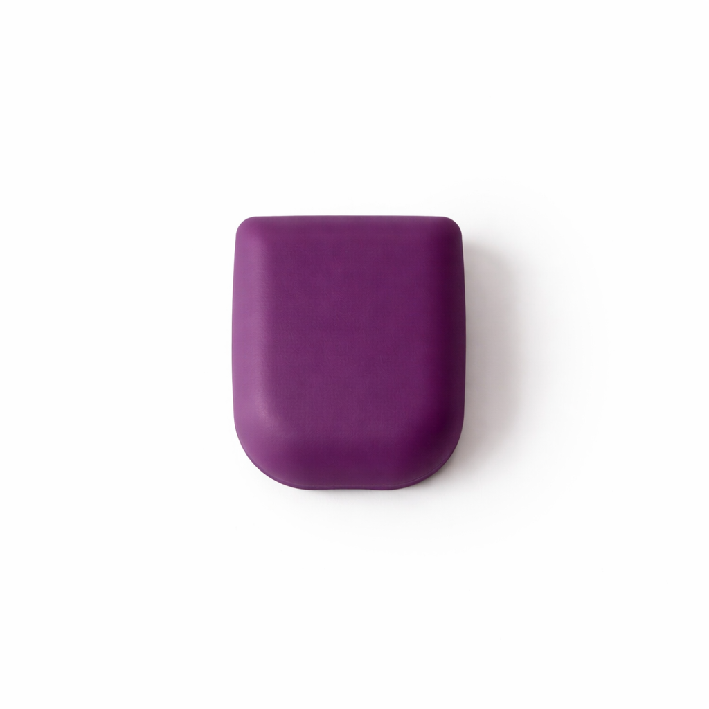 Omnipod Universal PumpCover i lila färg, skyddar insulinpumpen mot stötar och repor, stilren design.