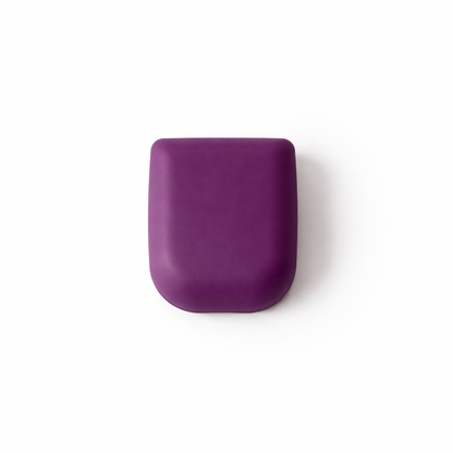 Omnipod Universal PumpCover i lila färg, skyddar insulinpumpen mot stötar och repor, stilren design.