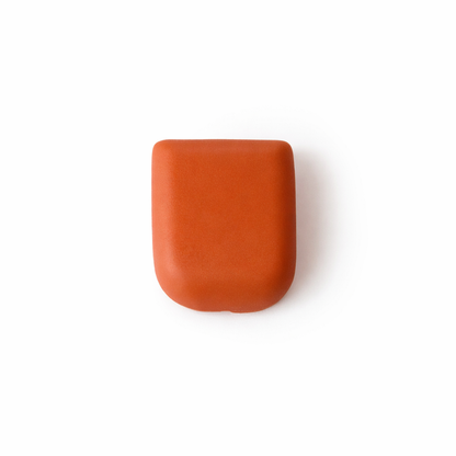 Omnipod Universal PumpCover i brunt material för ett skyddande och stiligt utseende.