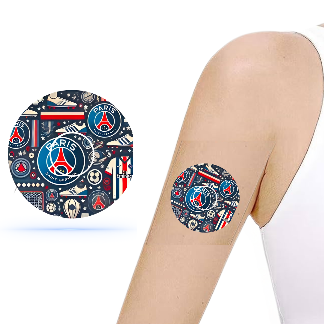 En arm som visar en PSG fotboll CGM patch på huden, designad med klubbens emblem och färger, perfekt för Freestyle Libre 3 sensorer.