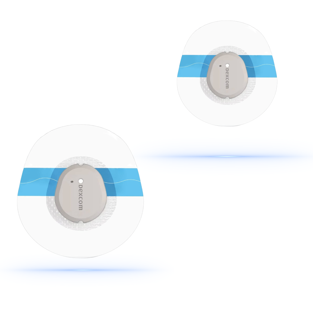 Två Dexcom one+ sensorer inpackade i transparenta sportplåster från DiabetaGuard, flytande i luften för att framhäva deras lätta och diskreta design.